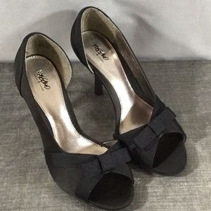Subtly Sexy Mossimo Fabric Satin Peep Toe Bow Black Heels 6.5, Barely Worn